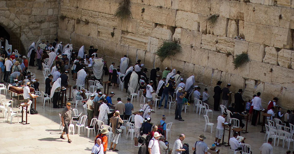 성전의 잔존물인 통곡의 벽